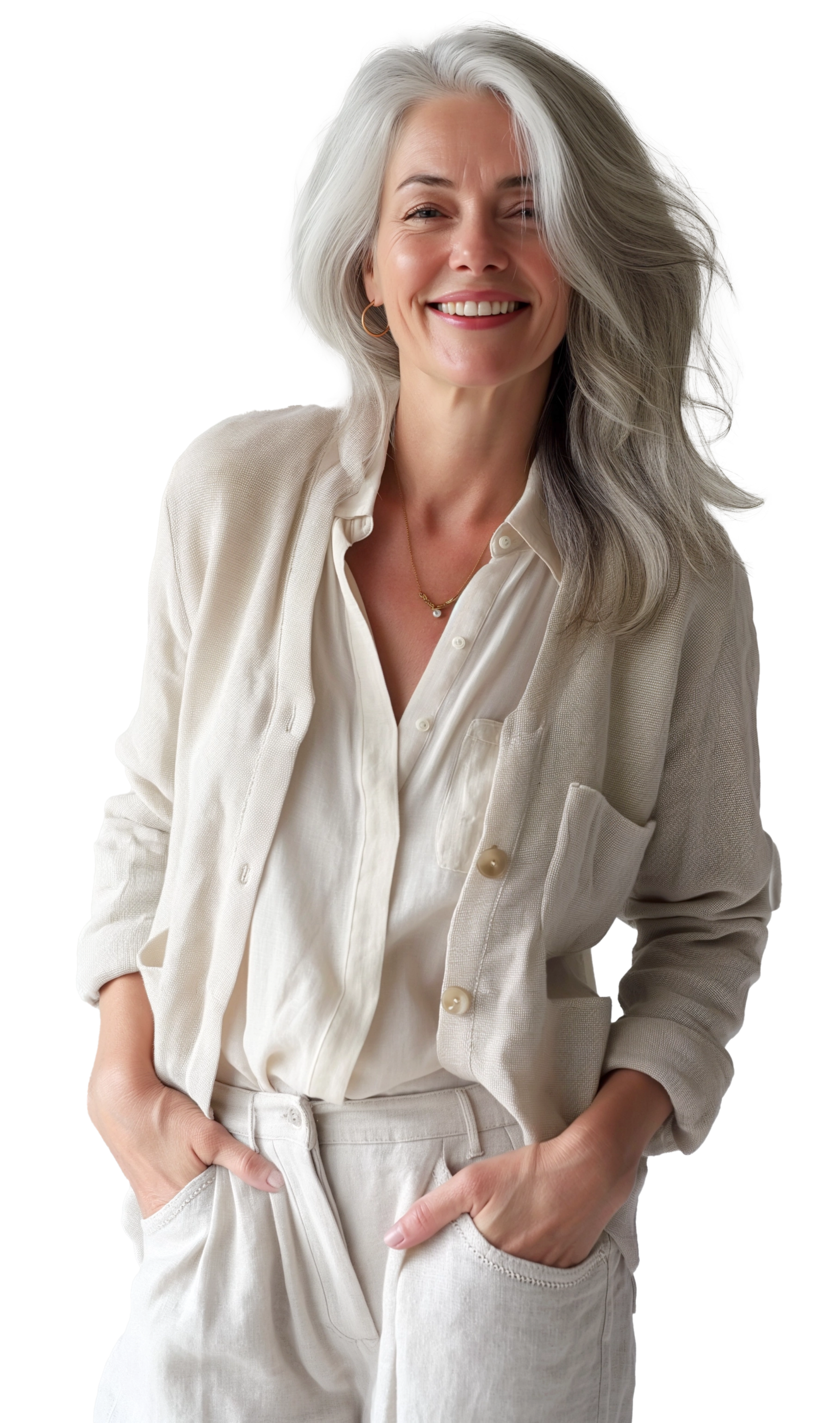 Ältere Frau mit grauen Haaren und jugendlicher Ausstrahlung steht vor weißem Hintergrund