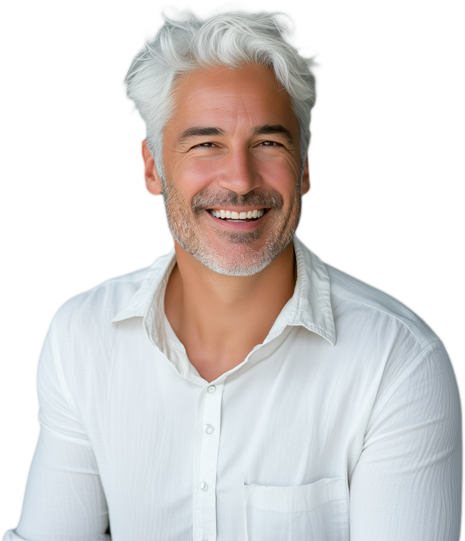 Mann mit grauen Haaren und jugentlischer Ausstrahlung vor weißem Hintergrund.