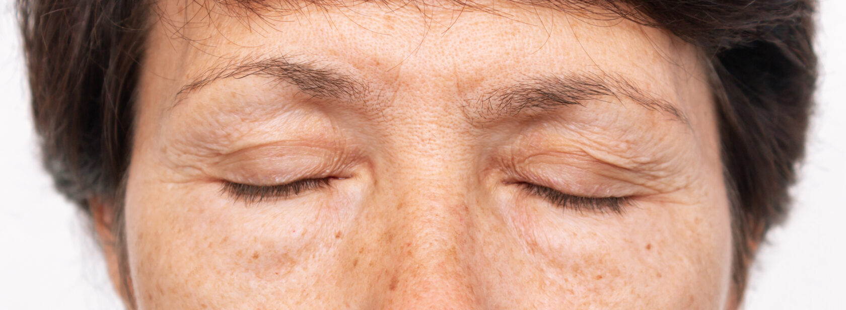 Augenpartie Frau mit Schlupflidern