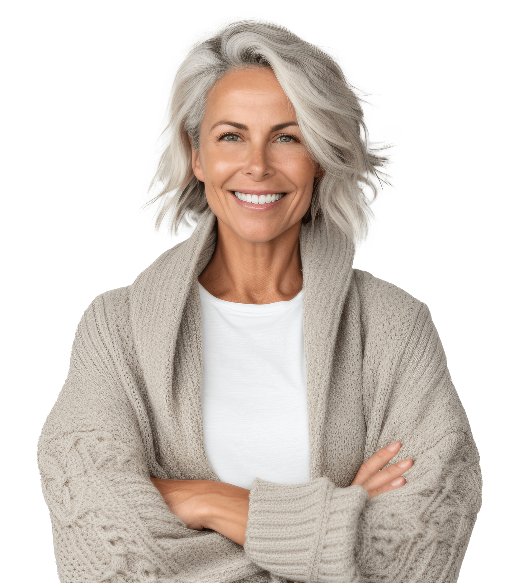 Ältere Frau mit grauen Haaren und jugendlicher Ausstrahlung steht vor weißem Hintergrund