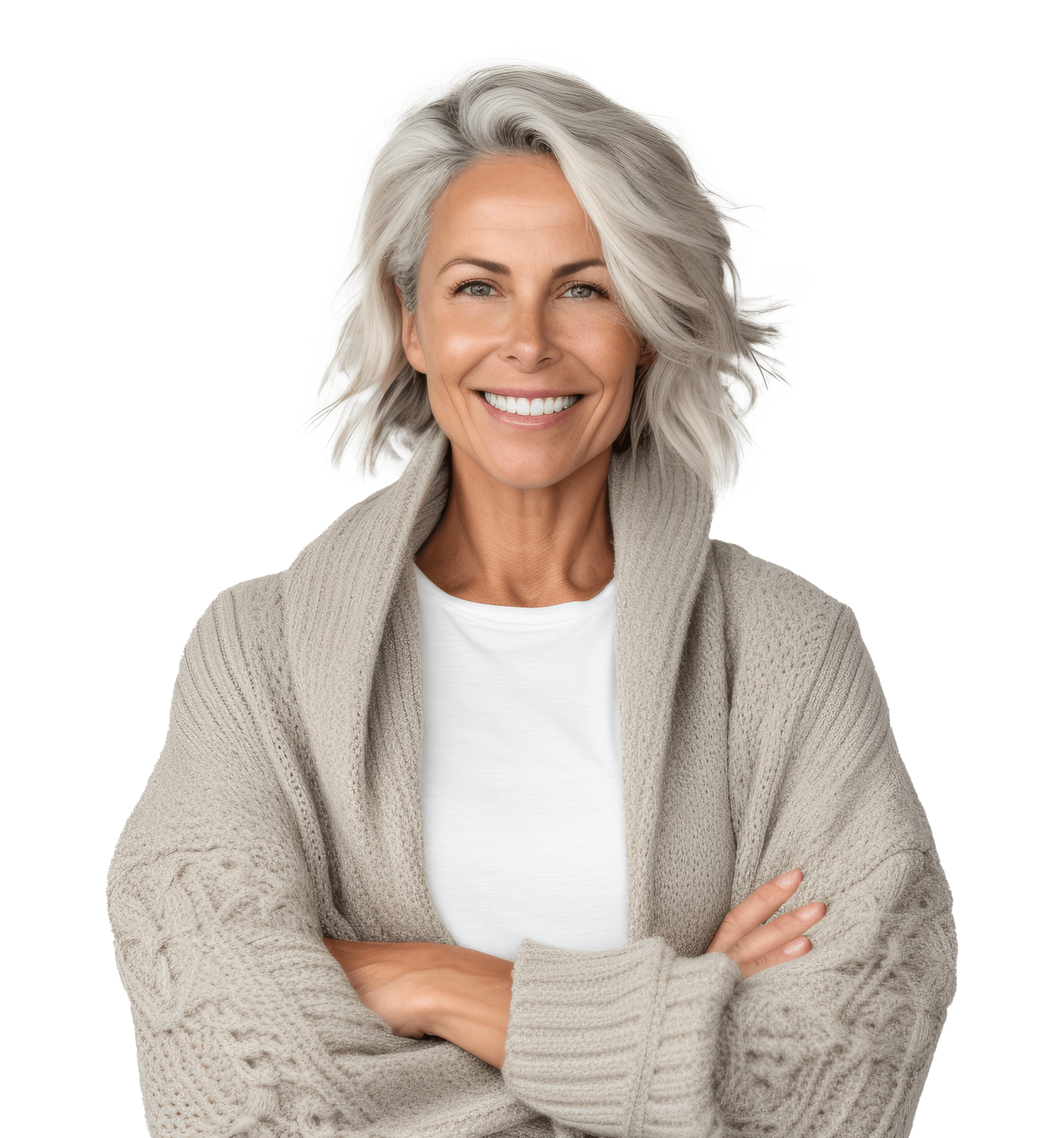 Ältere Frau mit grauen Haaren und jugendlicher Ausstrahlung steht vor weißem Hintergrund